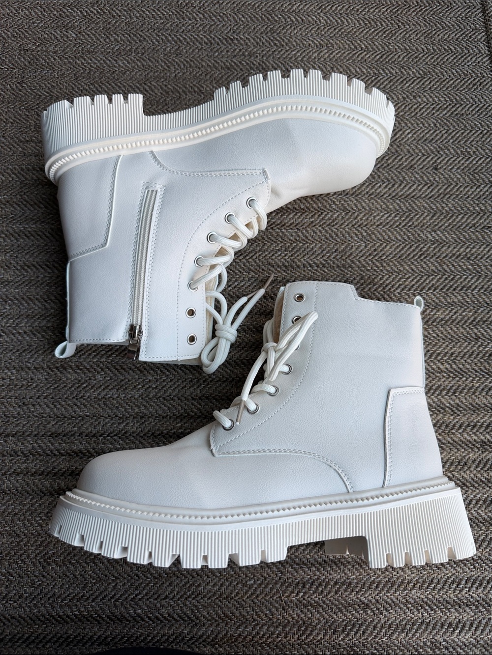 ‼️ White Lace-Up Combat Boots with Side Zip ‼️